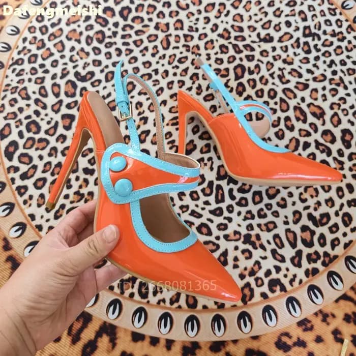 Sandales à bout pointu en cuir verni orange avec garniture bleu clair