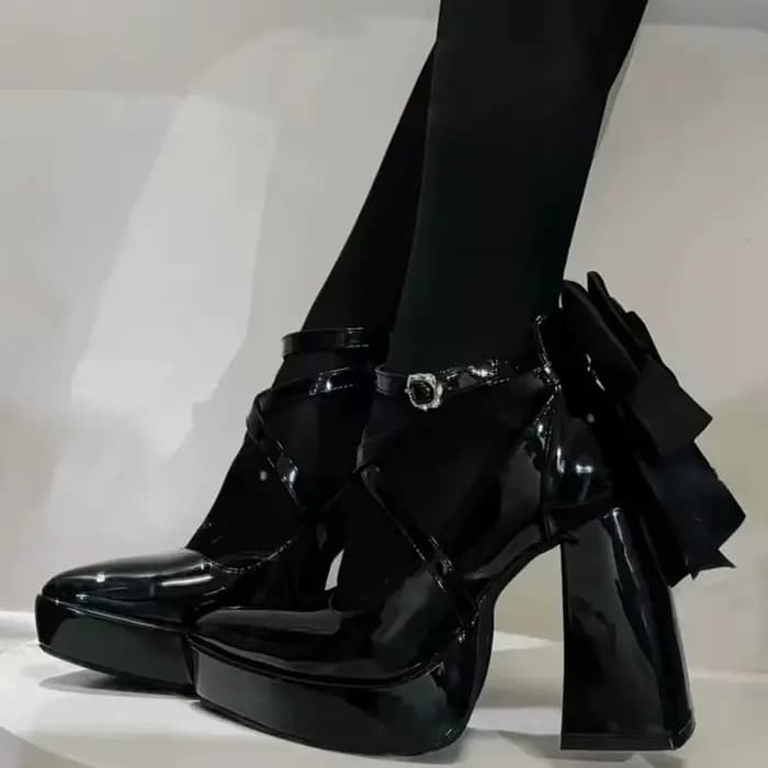 Escarpins noirs en cuir verni style punk 2026 pour femme