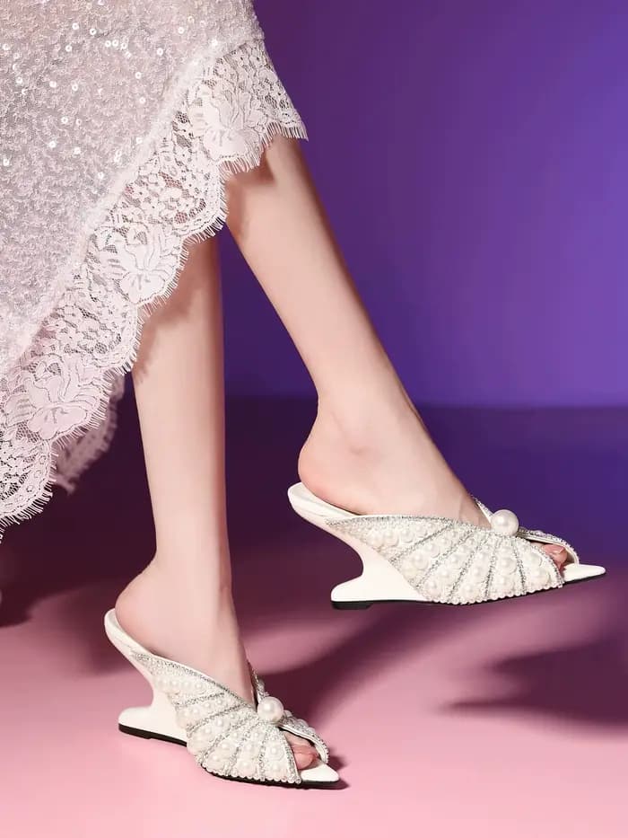 Sandales compensées à bout pointu en cuir blanc avec perles et cristaux pour femme – Chaussures de s