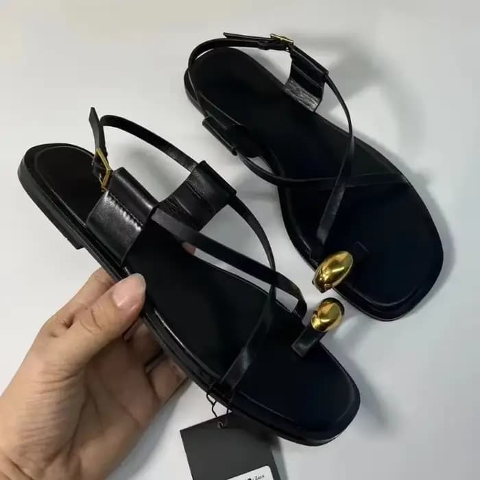 Marque Design femmes sandales plates Clip orteil loisirs extérieur chaussures de plage pour dame mode métal décoration 2025 chaussures d'été