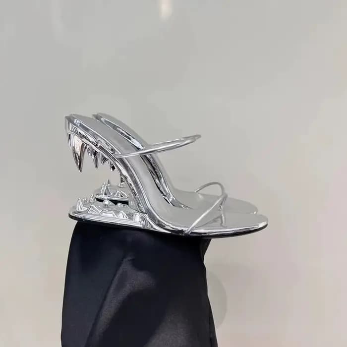 Sandales pour femmes à talon en métal doré en forme de dents