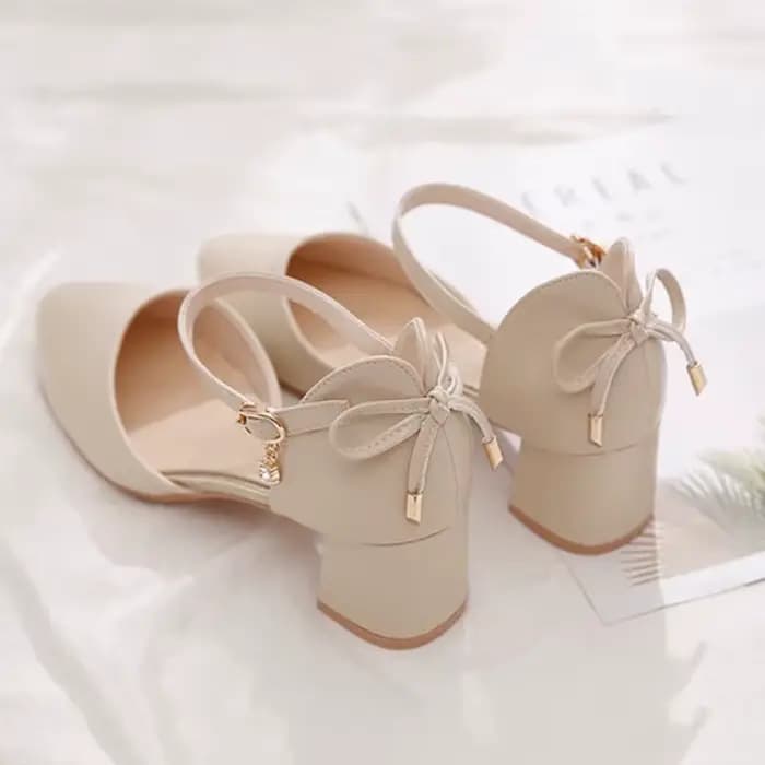 Talons hauts à fines bretelles de Style féerique
