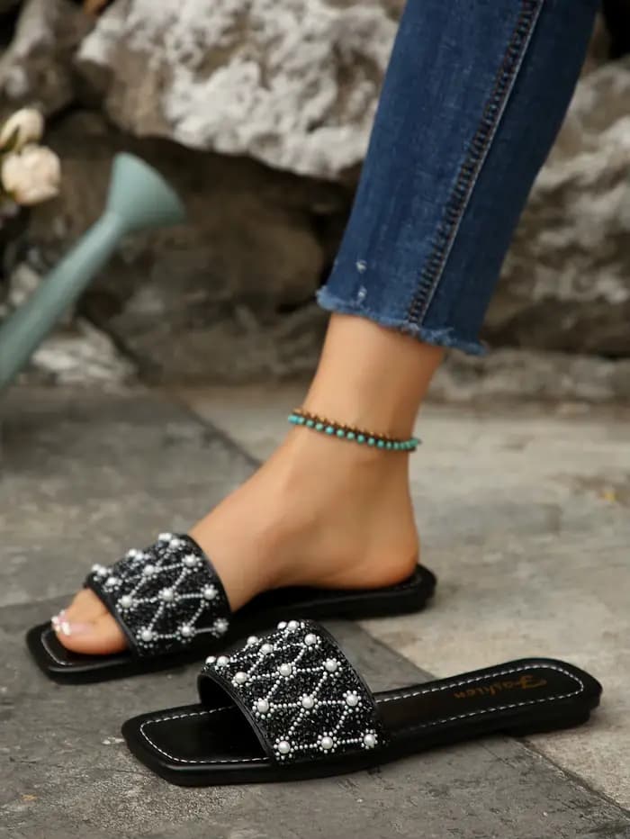 Nouvelles sandales d'été à la mode pour femmes, pantoufles à enfiler, cadeau d'anniversaire, chaussures décontractées d'extérieur de couleur unie, pantoufles de plage plates simples et élégantes, faci