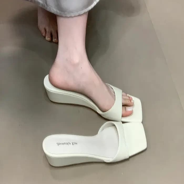 Sandales à talons inclinés avec orteils exposés