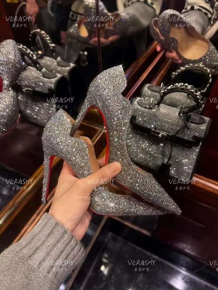 Talons hauts femmes 2025 printemps nouveau or Sexy pointu français mince avec des chaussures simples