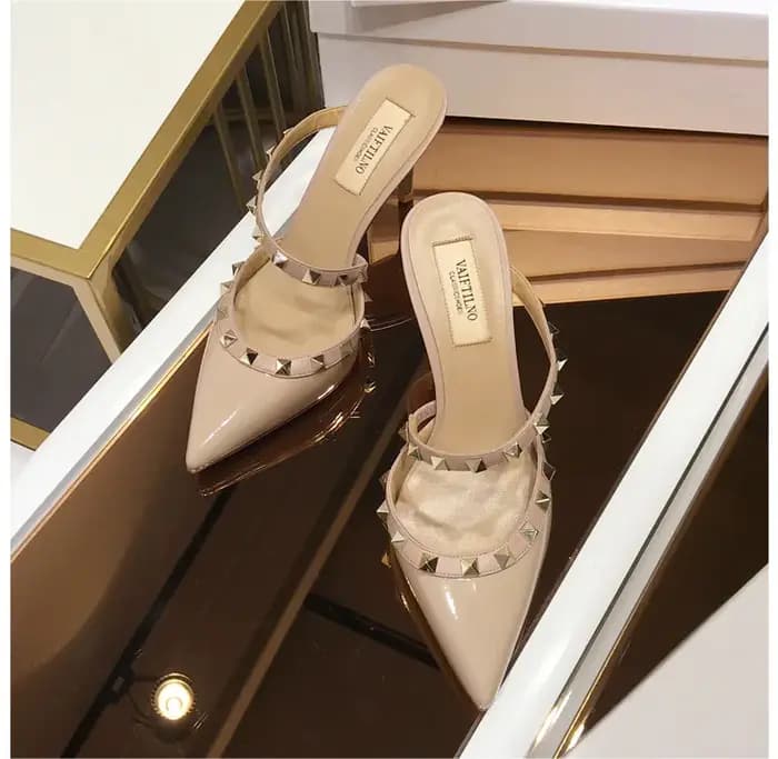 Sandales à talons pour femme, collection été 2026, mules de luxe à rivets en cuir verni, bout pointu, confortables, élégantes et décontractées