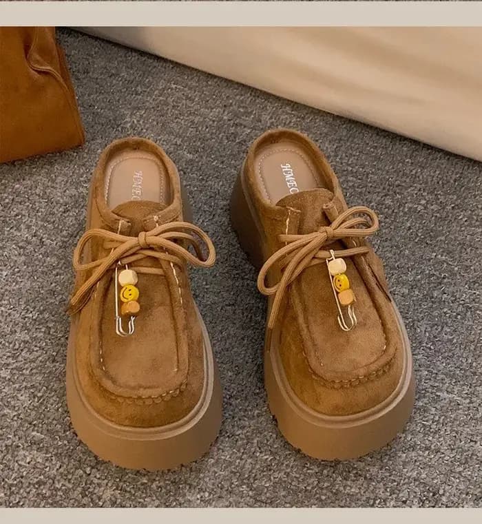 2025 Mules à plateforme en daim pour femmes-mignon Smiley Pin décor mocassins à lacets semelle épaisse mode chaussures à enfiler décontractées