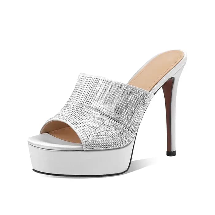 Arden Furtado – Pantoufles d'été en satin argenté à bout ouvert