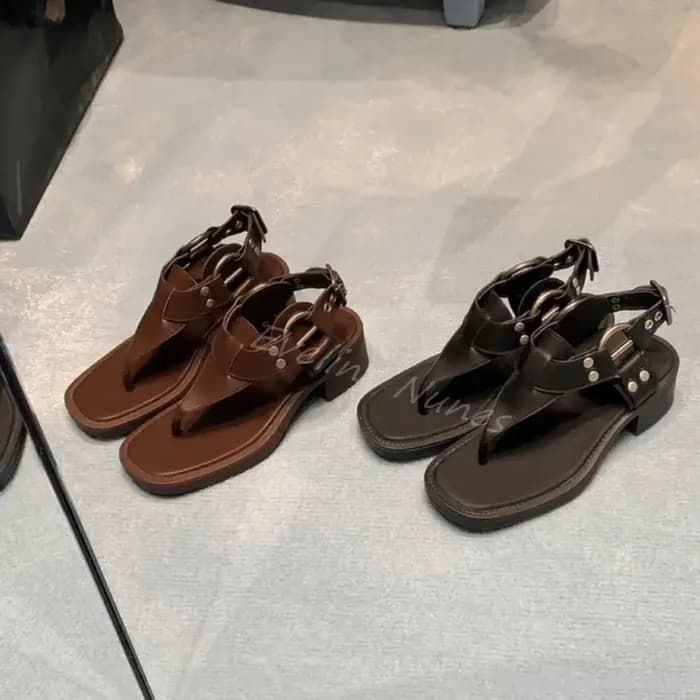 Semelle épaisse talons épais tongs femmes rétro marron métal boucle de ceinture bout carré sandales 2025 été nouveau Design de mode sandales