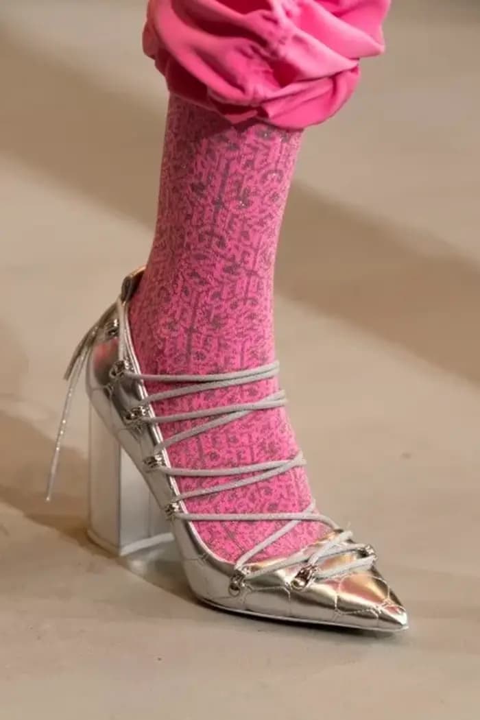 Escarpins métalliques à bout pointu avec lanières croisées, talon bloc épais, empeigne brillante, design tendance pour femme