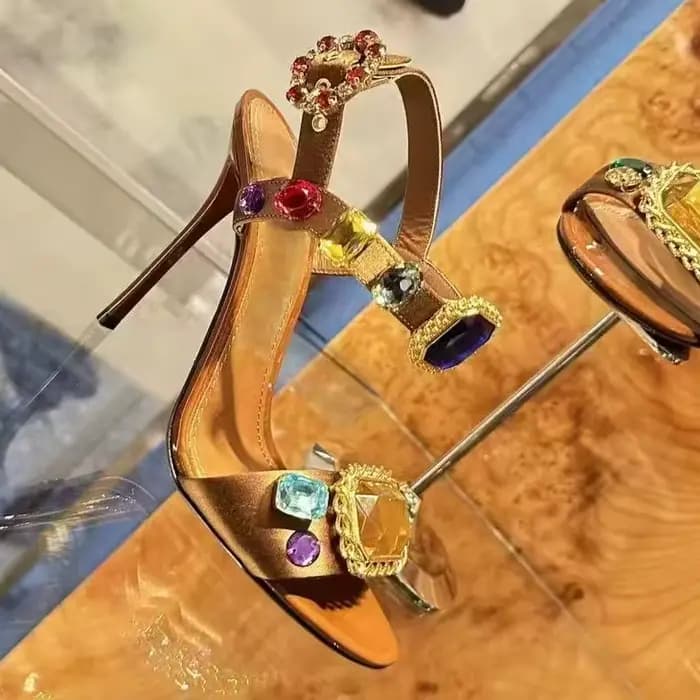 Sandales marron à bout ouvert et talon aiguille ornées de pierres précieuses pour femme, collection