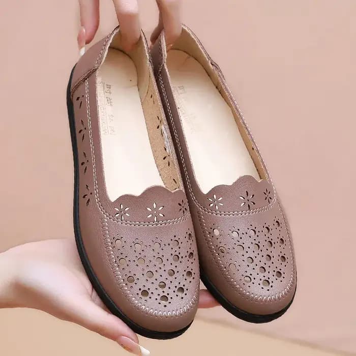 Baotou-Sandales Confortables en Cuir pour Femme, Chaussures d'Été à Semelle Souple et Plate, avec Trous, pour le Moyen et la Vieillesse