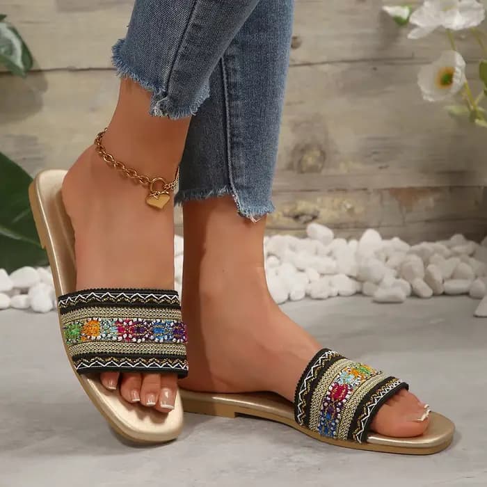 Sandales plates de style bohème pour femmes avec des lanières tissées, sandales de plage légères avec des motifs géométriques floraux colorés, dessus brodé multicolore, sandales plates antidérapantes