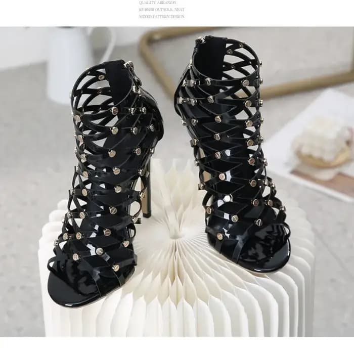 Sandales à talons hauts et rivets ajourés, nouvelle mode d'été 2025