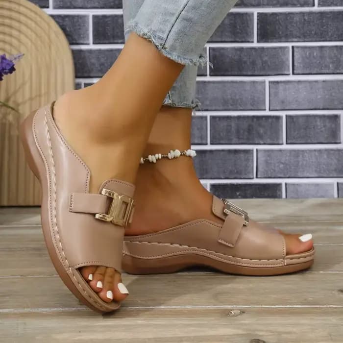 Sandales plates élégantes pour femmes avec des accents de chaîne dorée | Talon compensé antidérapa