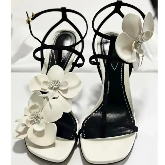 Sandales à talons élégantes avec décoration de fleurs blanches pour femmes