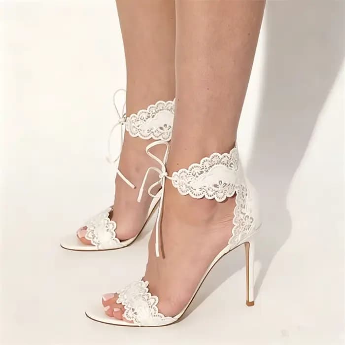Sandales blanches à talons aiguilles pour femme