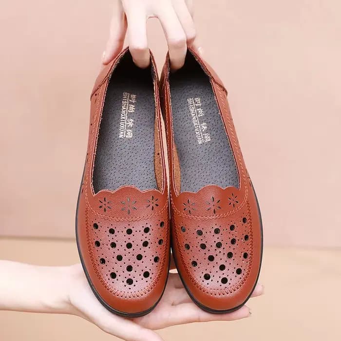 Baotou-Sandales Confortables en Cuir pour Femme, Chaussures d'Été à Semelle Souple et Plate, avec Trous, pour le Moyen et la Vieillesse